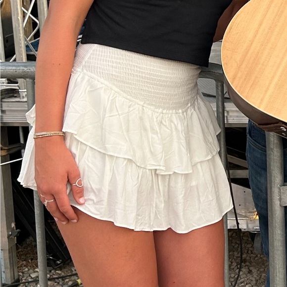 White ruffle mini skirt - Picture 1 of 3